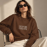Clean Girl Until 9 PM Oversize Sweatshirt – Kahverengi – model üzerinde ön görünüm