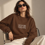 Clean Girl Until 9 PM Oversize Sweatshirt – Kahverengi – model üzerinde ön görünüm