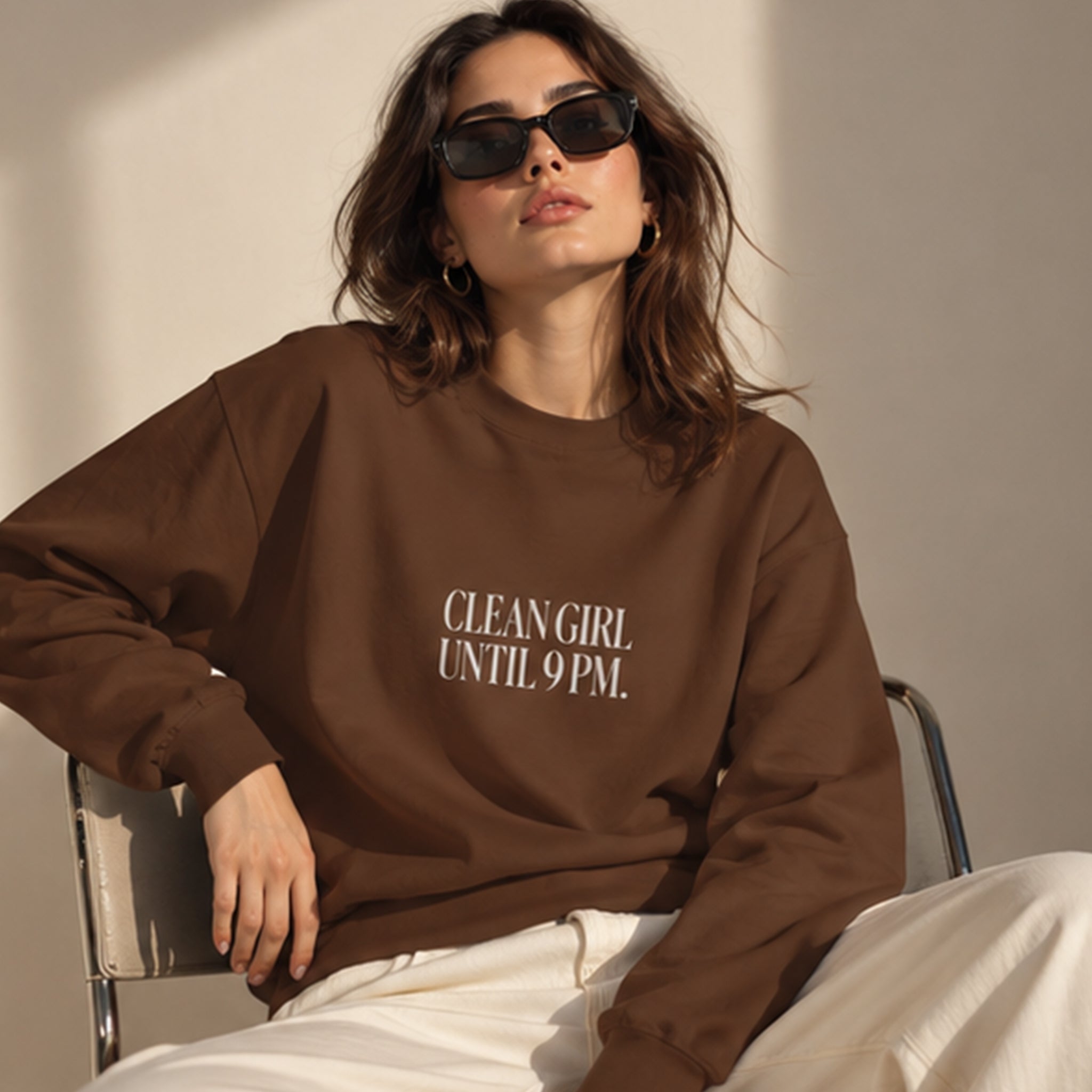 Clean Girl Until 9 PM Oversize Sweatshirt – Kahverengi – model üzerinde ön görünüm