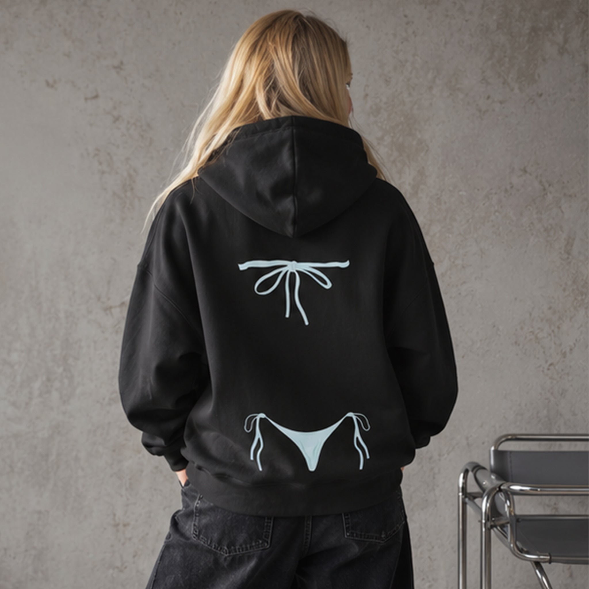 Blue Bikini Oversize Hoodie – Siyah – model üzerinde arka görünüm
