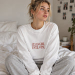 Clean Girl Until 9 PM Oversize Sweatshirt – Beyaz – model üzerinde ön görünüm