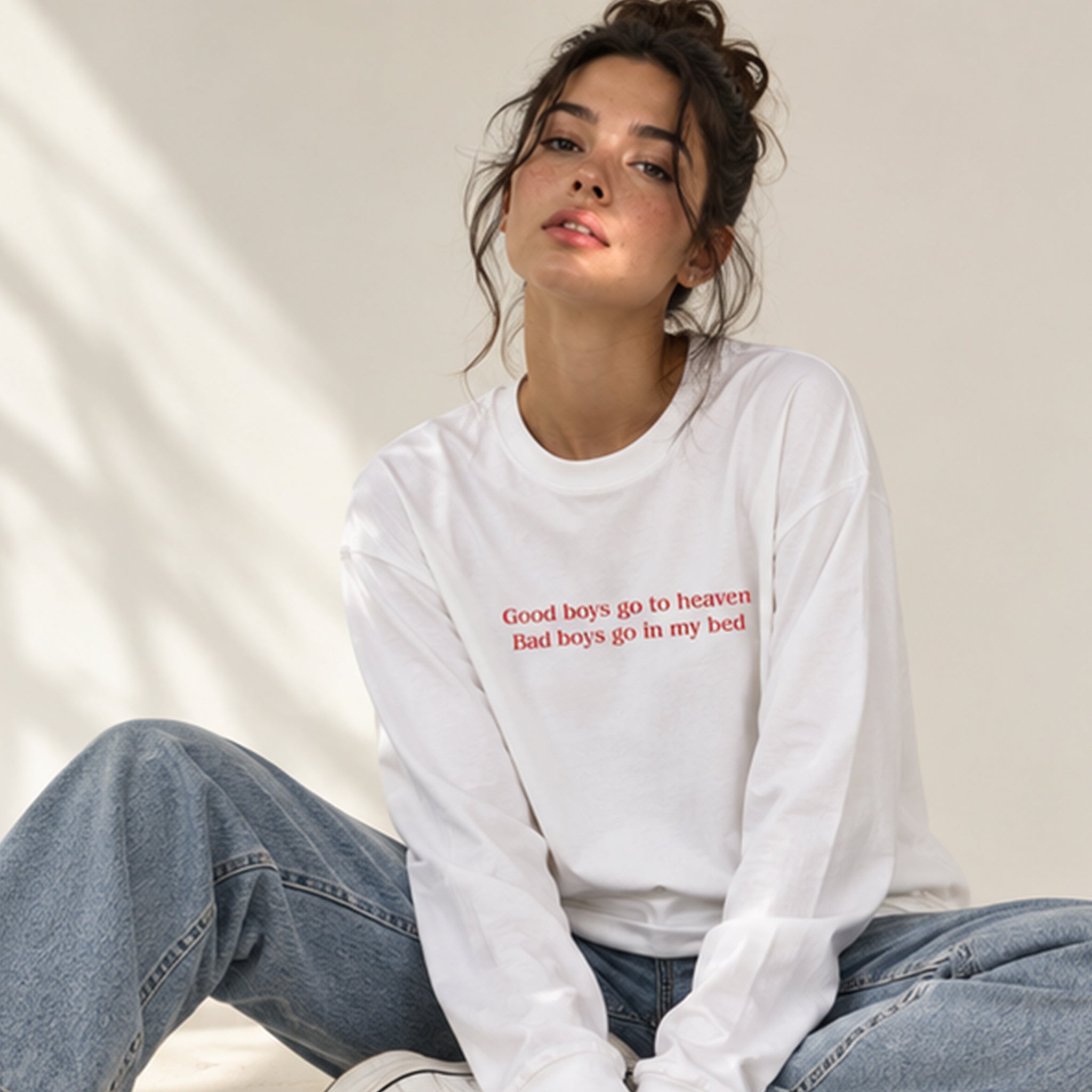 Good Boys & Bad Boys Oversize Sweatshirt – Beyaz – model üzerinde ön görünüm