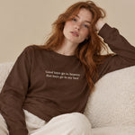 Good Boys & Bad Boys Oversize Sweatshirt – Kahverengi – model üzerinde ön görünüm
