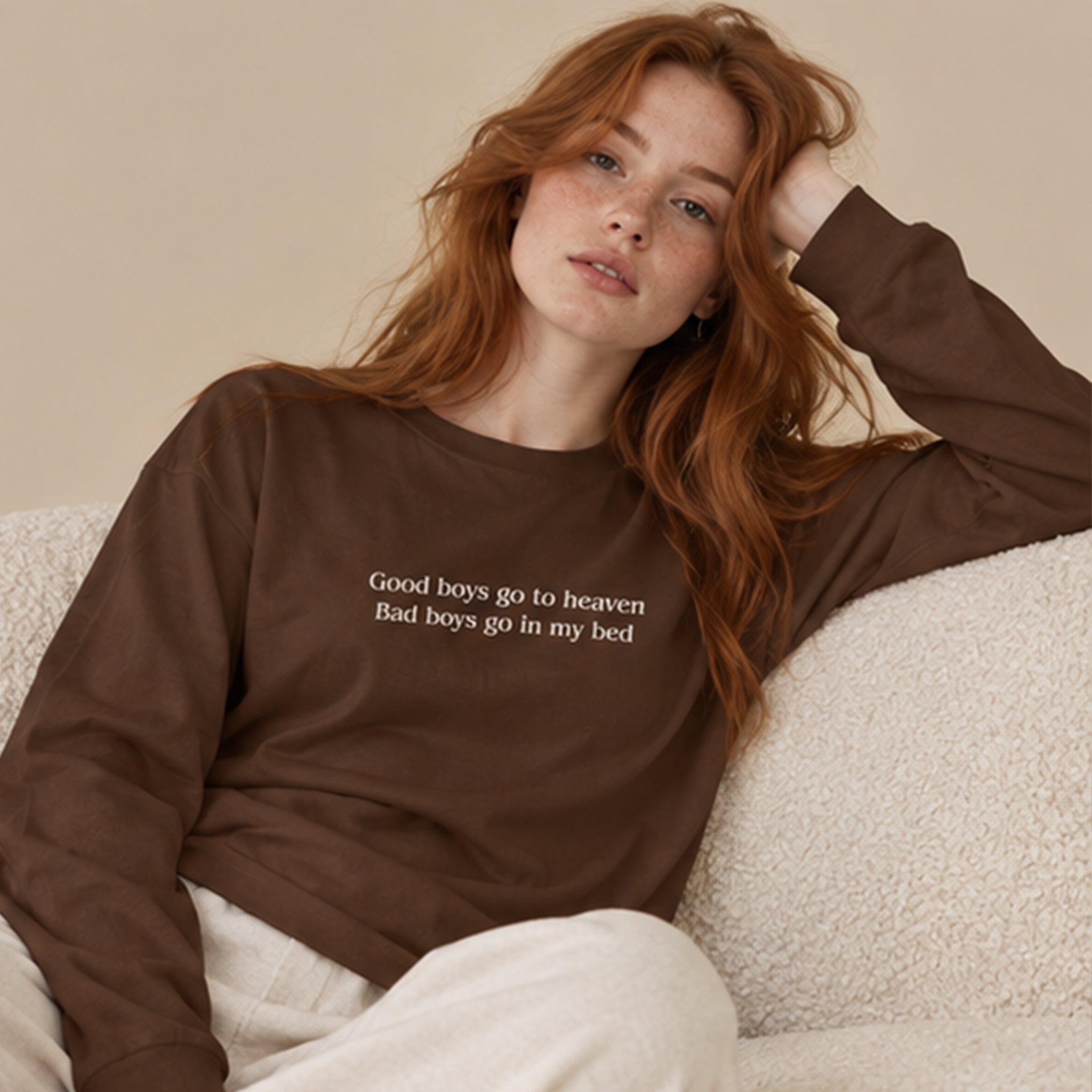 Good Boys & Bad Boys Oversize Sweatshirt – Kahverengi – model üzerinde ön görünüm