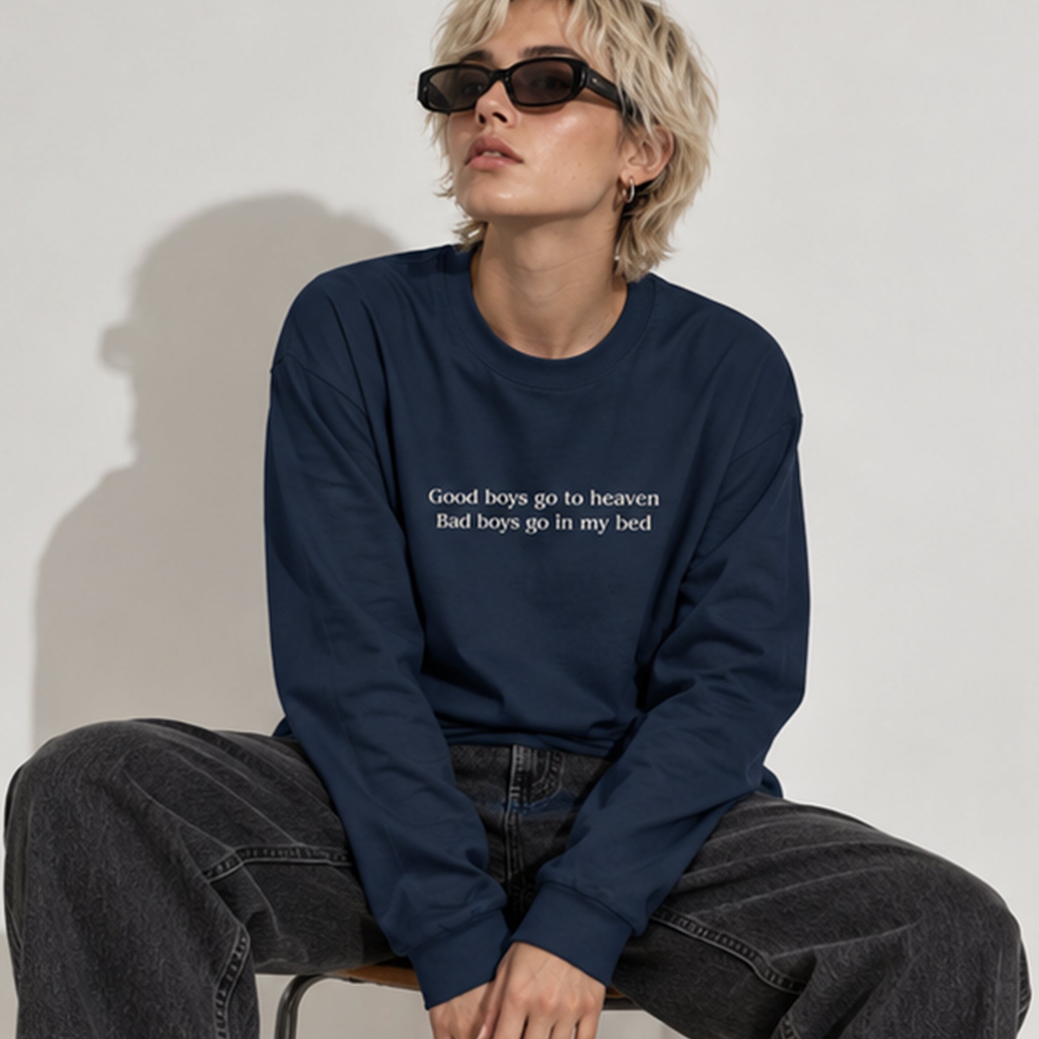 Good Boys & Bad Boys Oversize Sweatshirt – Lacivert – model üzerinde ön görünüm