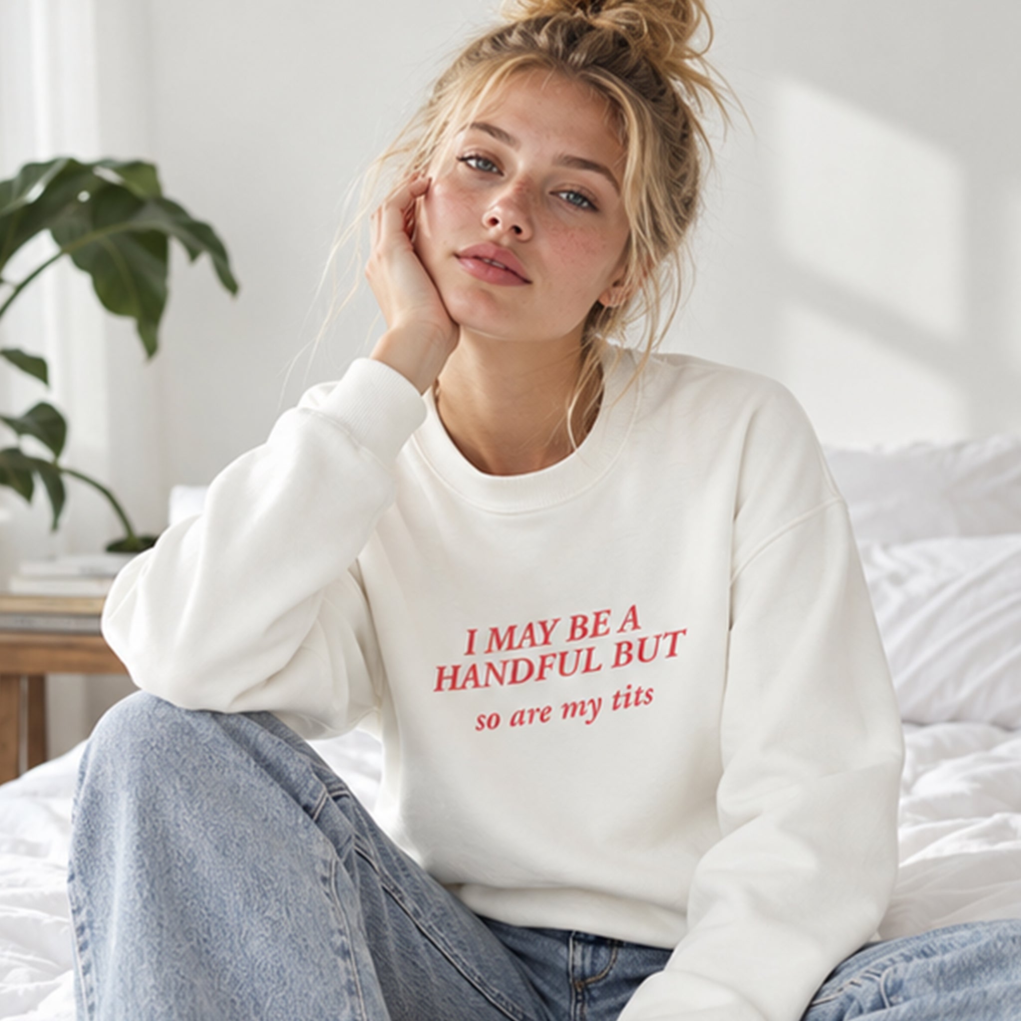 My Tits Oversize Sweatshirt – Beyaz – model üzerinde ön görünüm