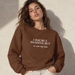 My Tits Oversize Sweatshirt – Kahverengi – model üzerinde ön görünüm
