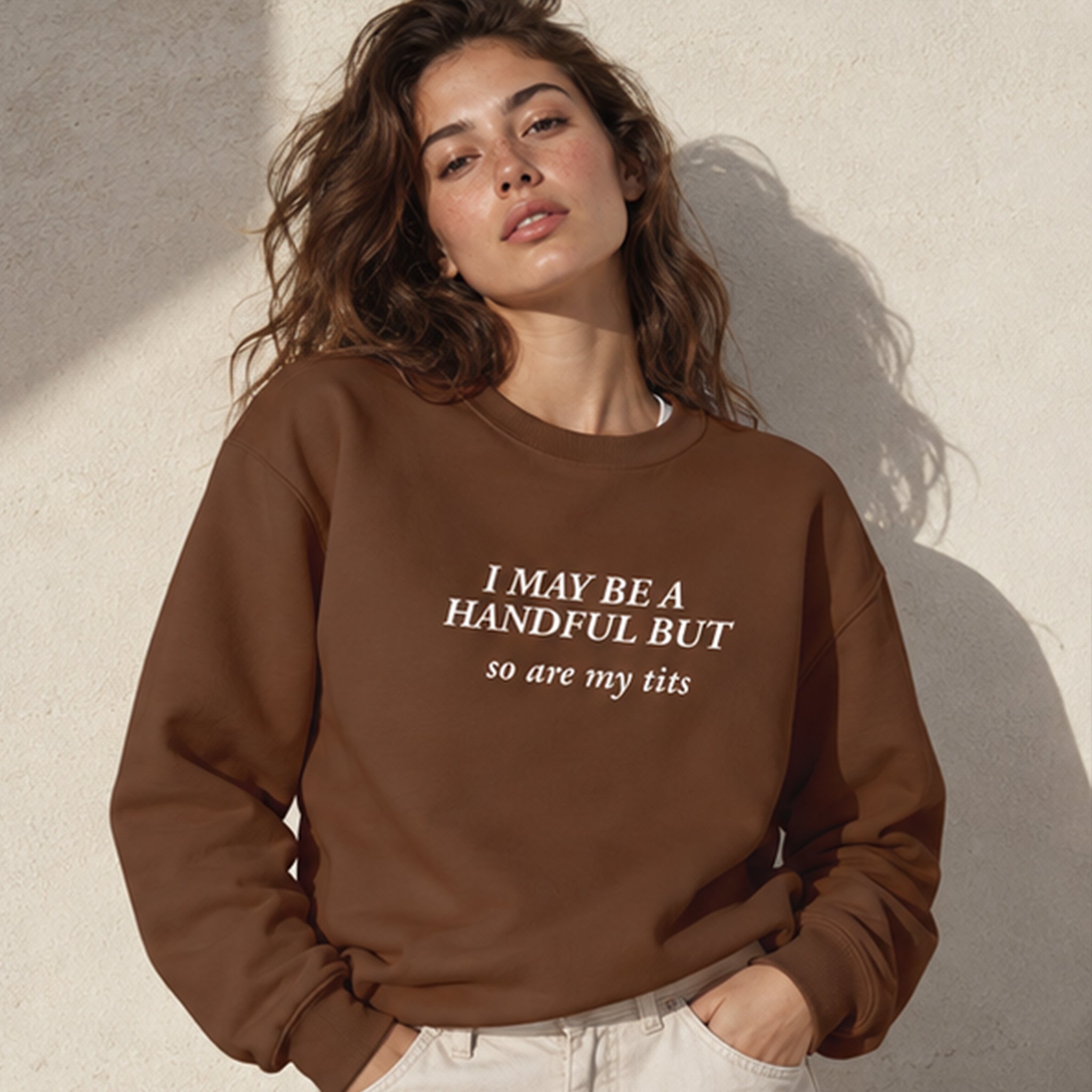 My Tits Oversize Sweatshirt – Kahverengi – model üzerinde ön görünüm