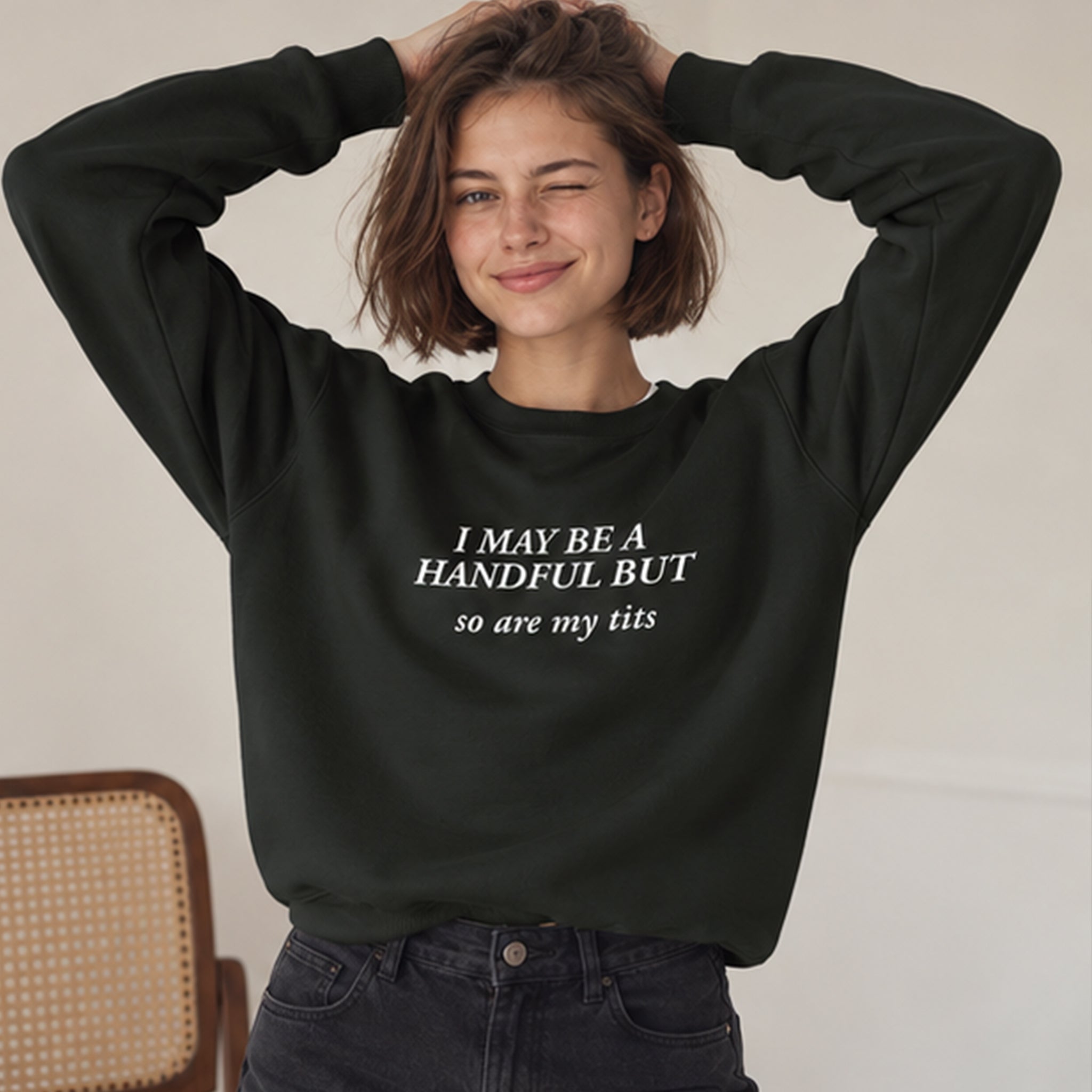 My Tits Oversize Sweatshirt – Siyah – model üzerinde ön görünüm