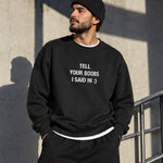 Tell Your Boobs Oversize Sweatshirt – Siyah – model üzerinde ön görünüm