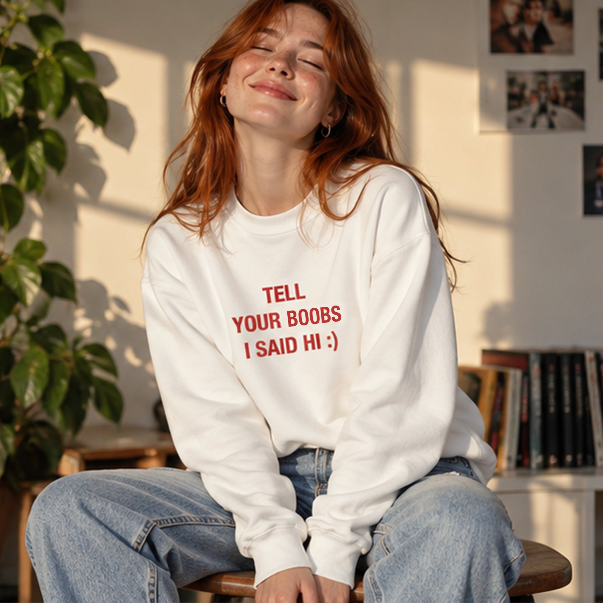 Tell Your Boobs Oversize Sweatshirt – Beyaz – model üzerinde ön görünüm