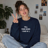 Tell Your Boobs Oversize Sweatshirt – Lacivert – model üzerinde ön görünüm