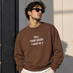 Tell Your Boobs Oversize Sweatshirt – Kahverengi – model üzerinde ön görünüm