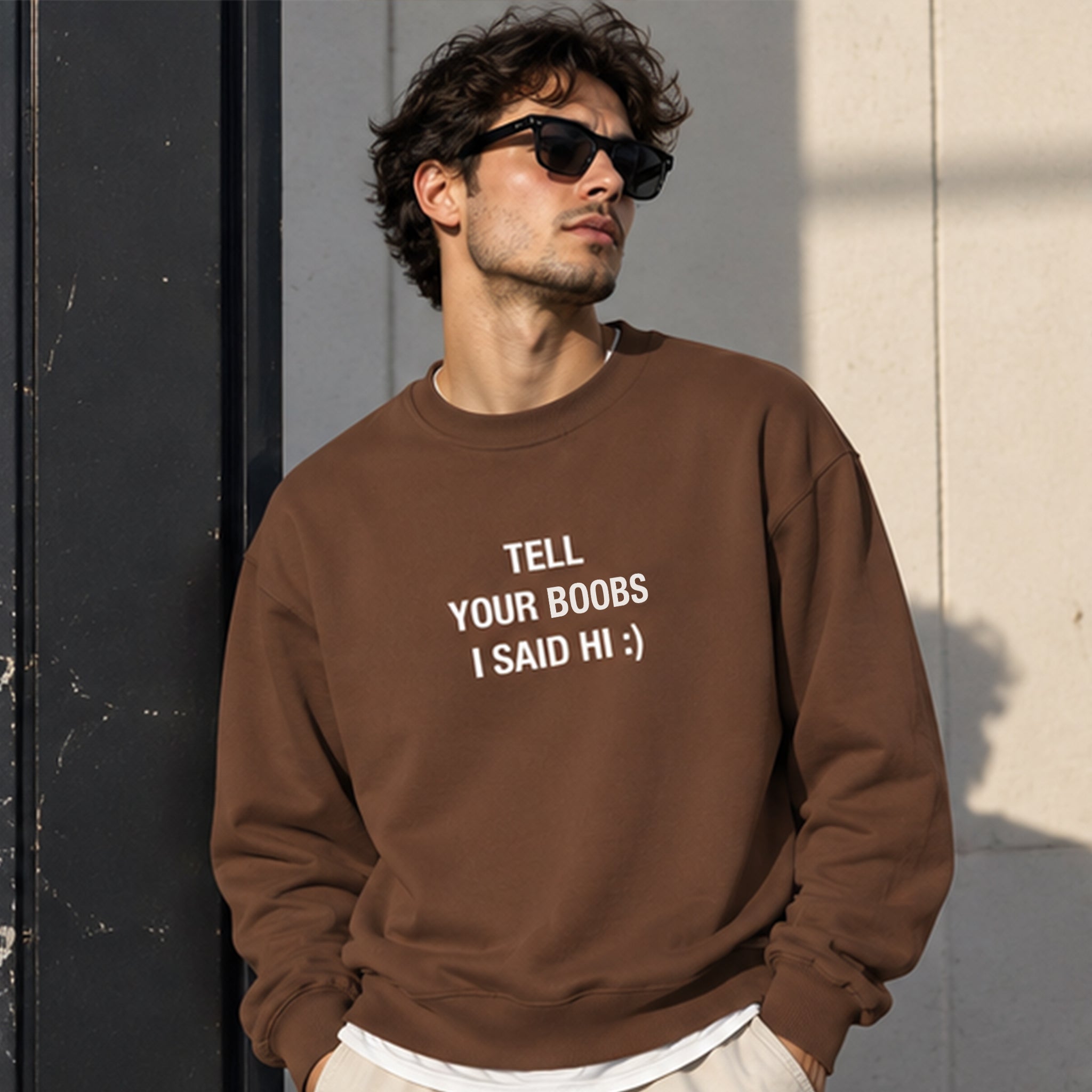 Tell Your Boobs Oversize Sweatshirt – Kahverengi – model üzerinde ön görünüm