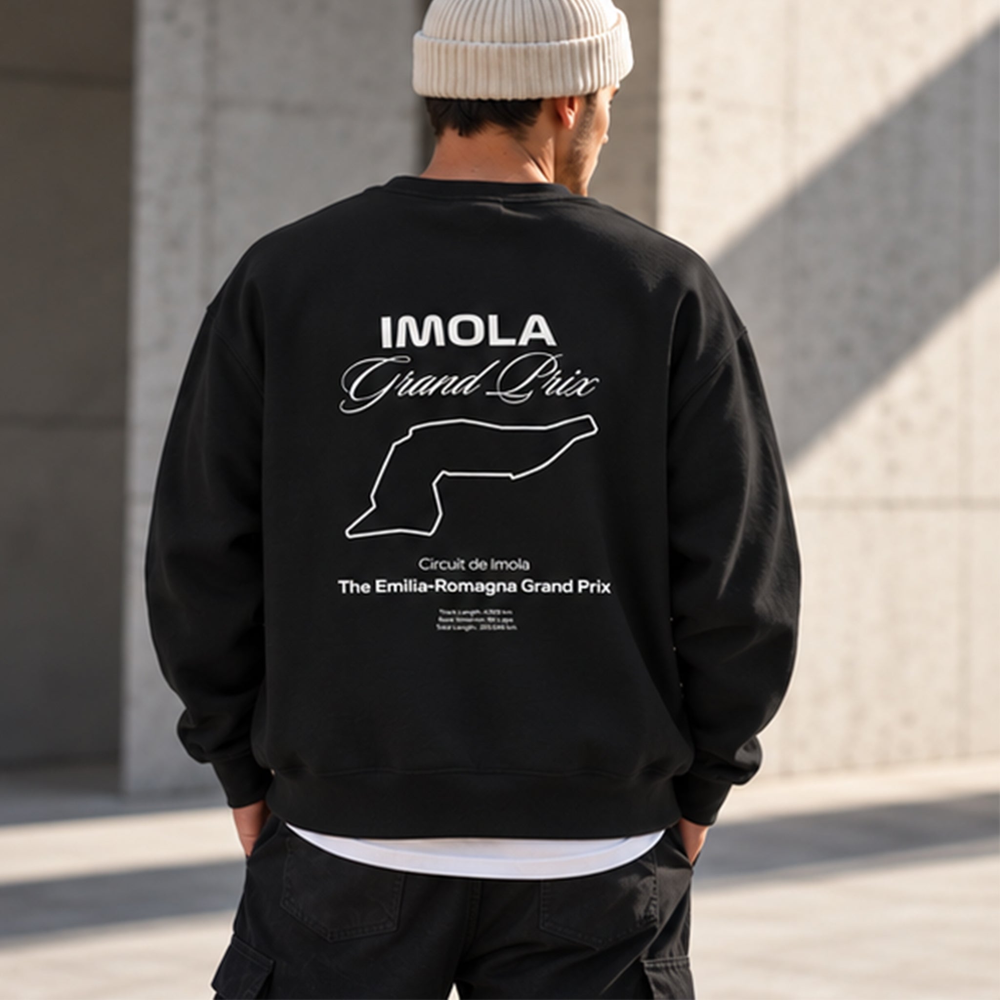 Imola Grand Prix Oversize Sweatshirt – Siyah – model üzerinde arka görünüm