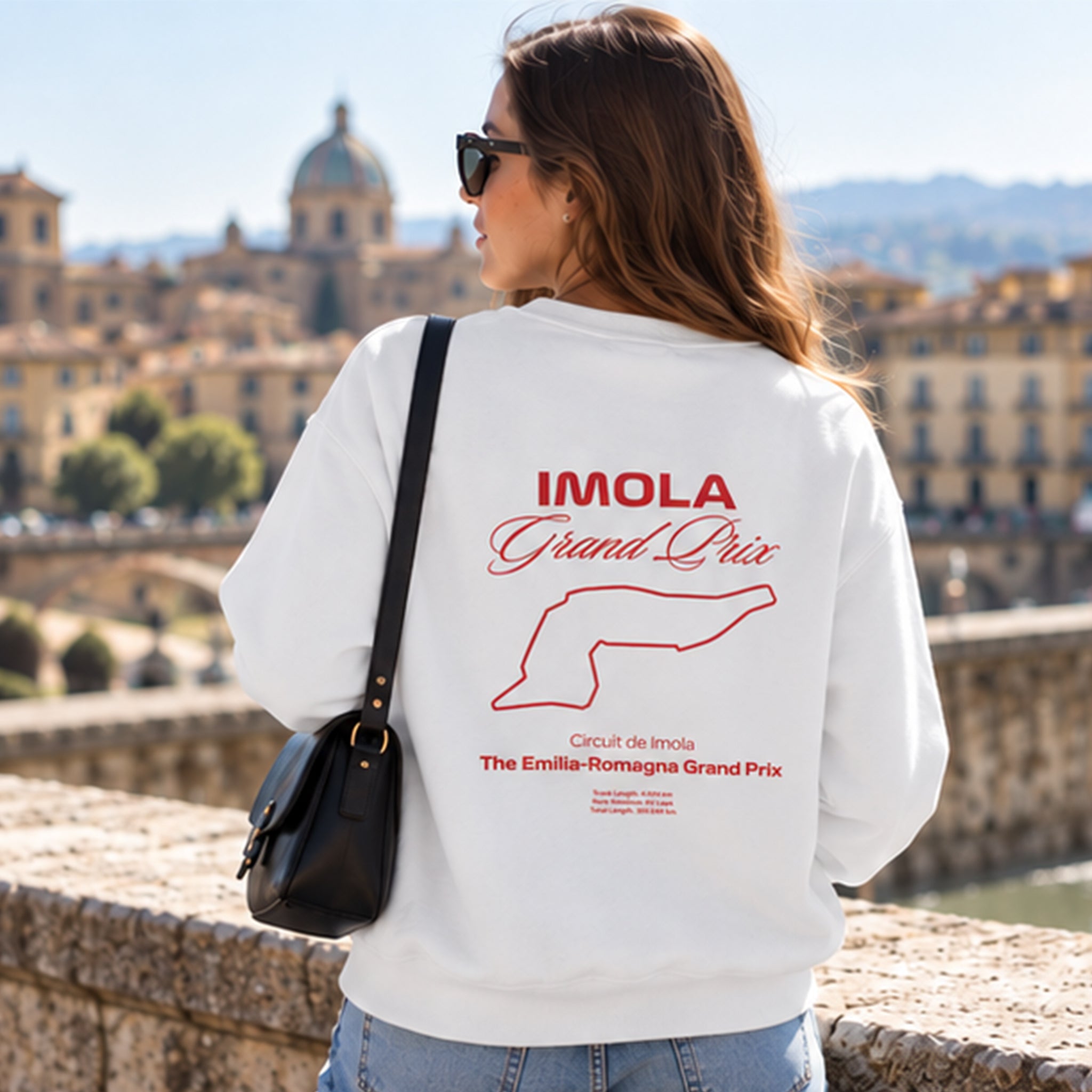 Imola Grand Prix Oversize Sweatshirt – Beyaz – model üzerinde arka görünüm