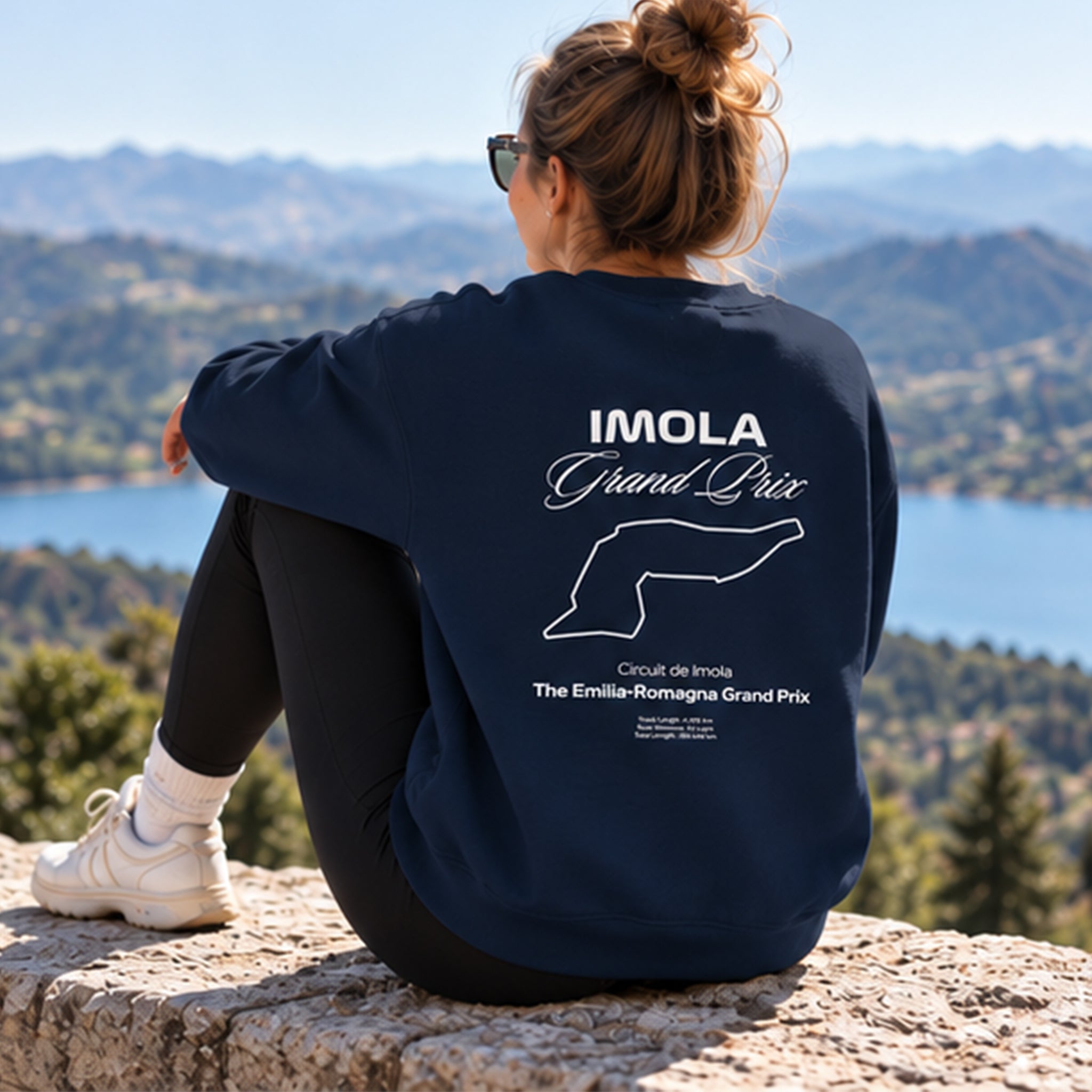 Imola Grand Prix Oversize Sweatshirt – Lacivert – model üzerinde arka görünüm