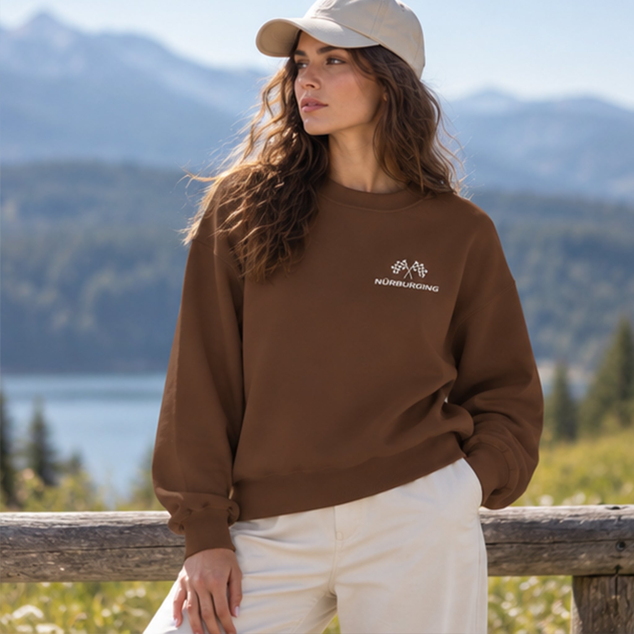 German Grand Prix – Nürburgring Grand Prix Oversize Sweatshirt – Kahverengi – model üzerinde ön görünüm