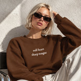 Soft Heart Sharp Tongue Oversize Sweatshirt – Kahverengi – model üzerinde ön görünüm