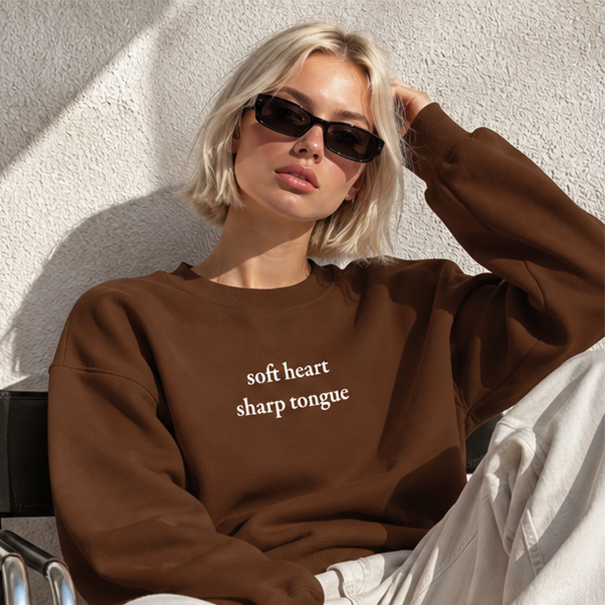 Soft Heart Sharp Tongue Oversize Sweatshirt – Kahverengi – model üzerinde ön görünüm