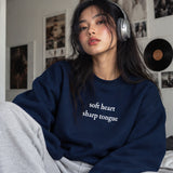 Soft Heart Sharp Tongue Oversize Sweatshirt – Lacivert – model üzerinde ön görünüm