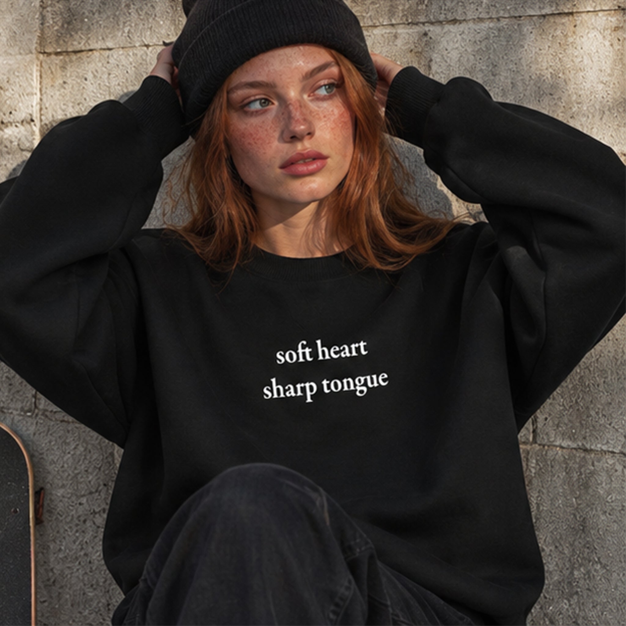 Soft Heart Sharp Tongue Oversize Sweatshirt – Siyah – model üzerinde ön görünüm