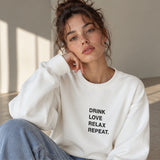 Drink Love Relax Repeat Oversize Sweatshirt – Beyaz – model üzerinde ön görünüm