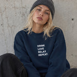 Drink Love Relax Repeat Oversize Sweatshirt – Lacivert – model üzerinde ön görünüm