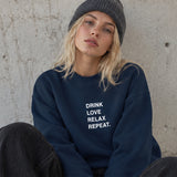 Drink Love Relax Repeat Oversize Sweatshirt – Lacivert – model üzerinde ön görünüm
