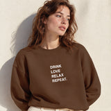 Drink Love Relax Repeat Oversize Sweatshirt – Kahverengi – model üzerinde ön görünüm