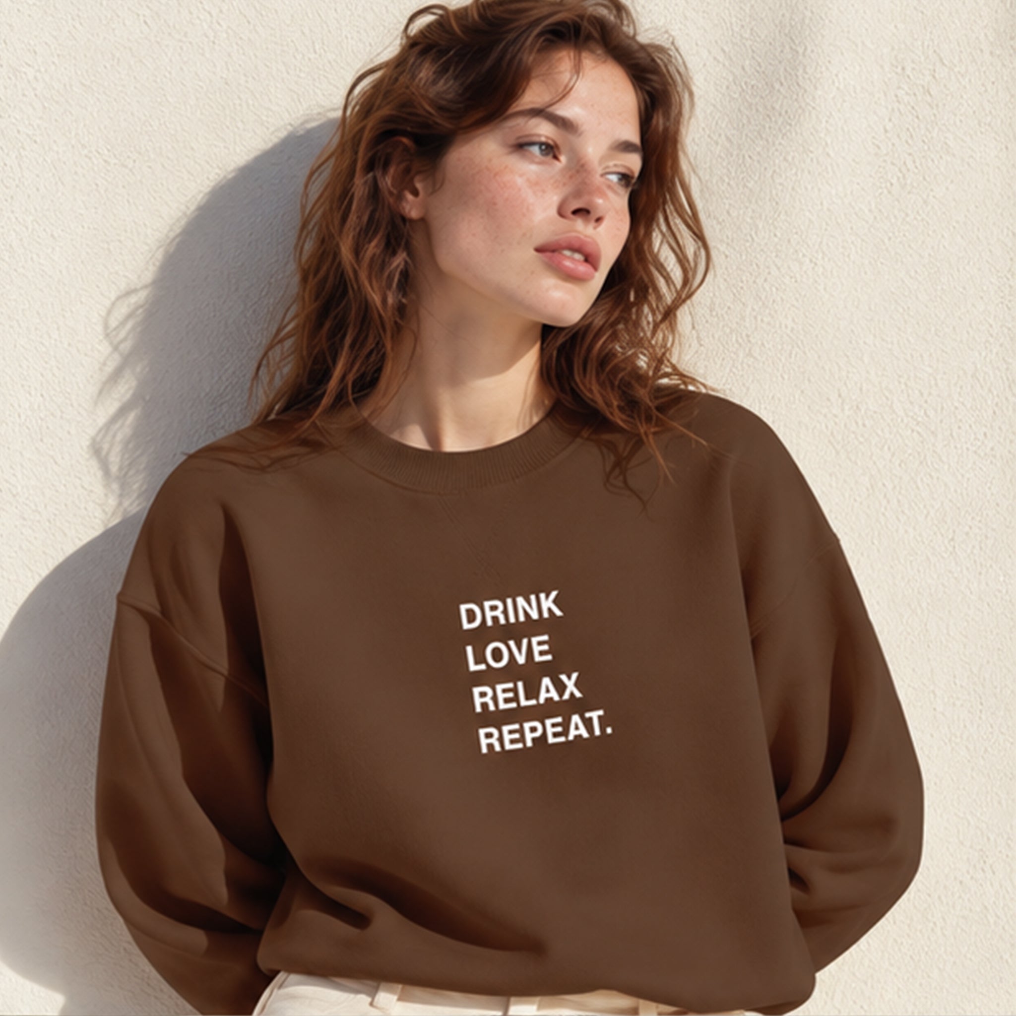 Drink Love Relax Repeat Oversize Sweatshirt – Kahverengi – model üzerinde ön görünüm