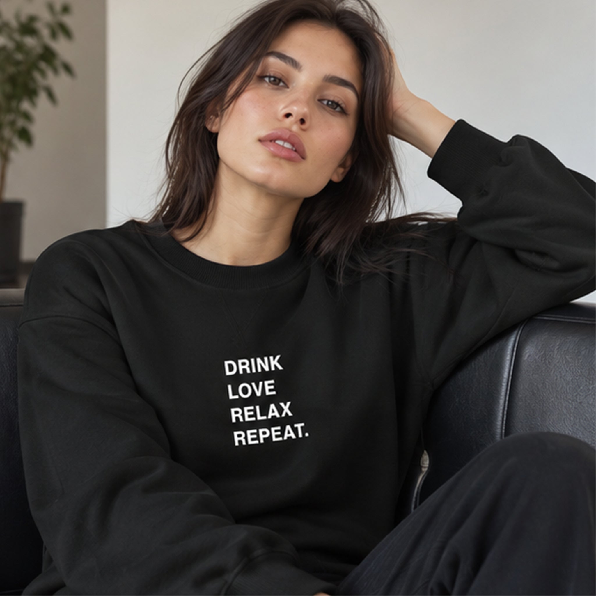 Drink Love Relax Repeat Oversize Sweatshirt – Siyah – model üzerinde ön görünüm