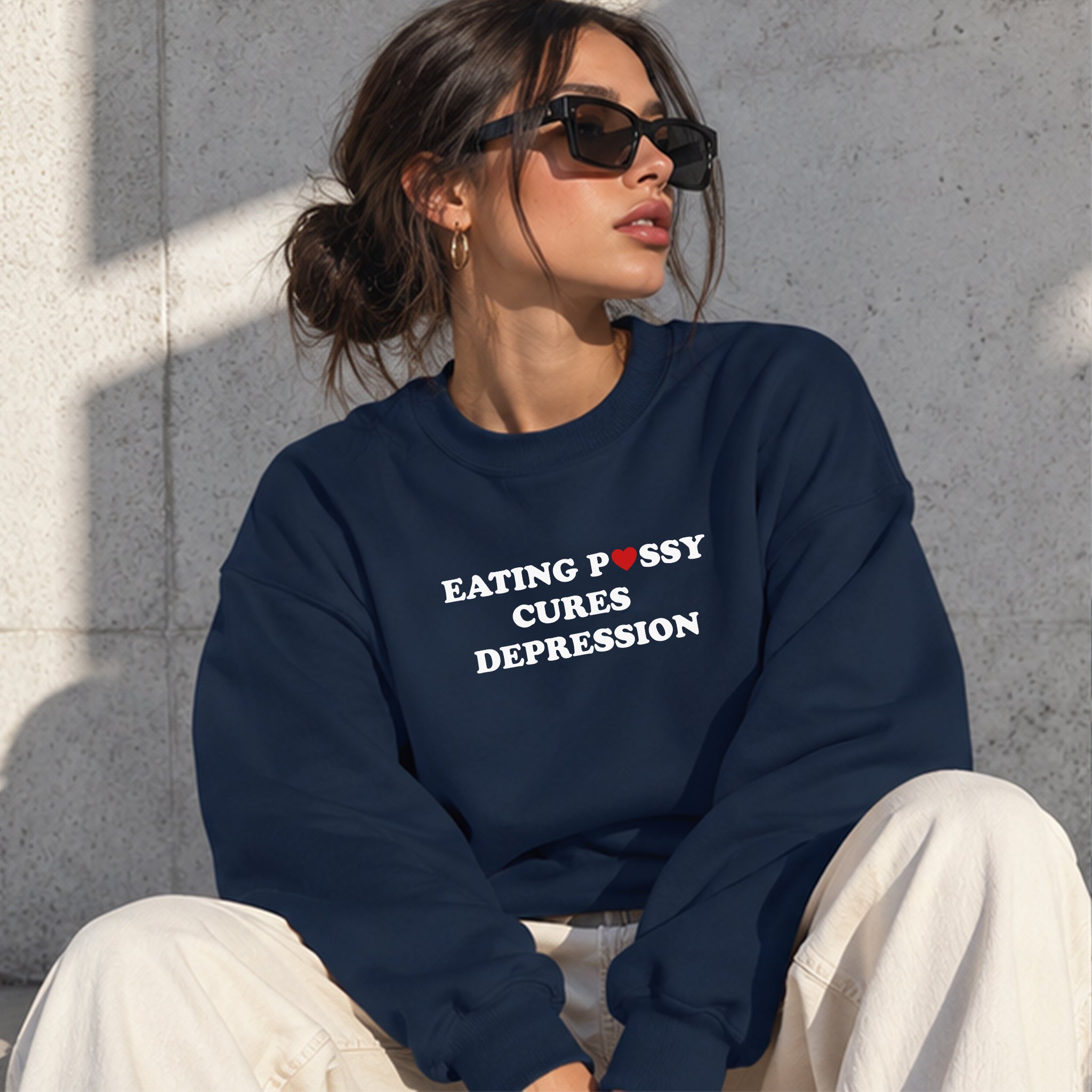 Eating Pussy Cures Depression Oversize Sweatshirt – Lacivert – model üzerinde ön görünüm