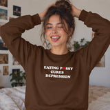 Eating Pussy Cures Depression Oversize Sweatshirt – Kahverengi – model üzerinde ön görünüm