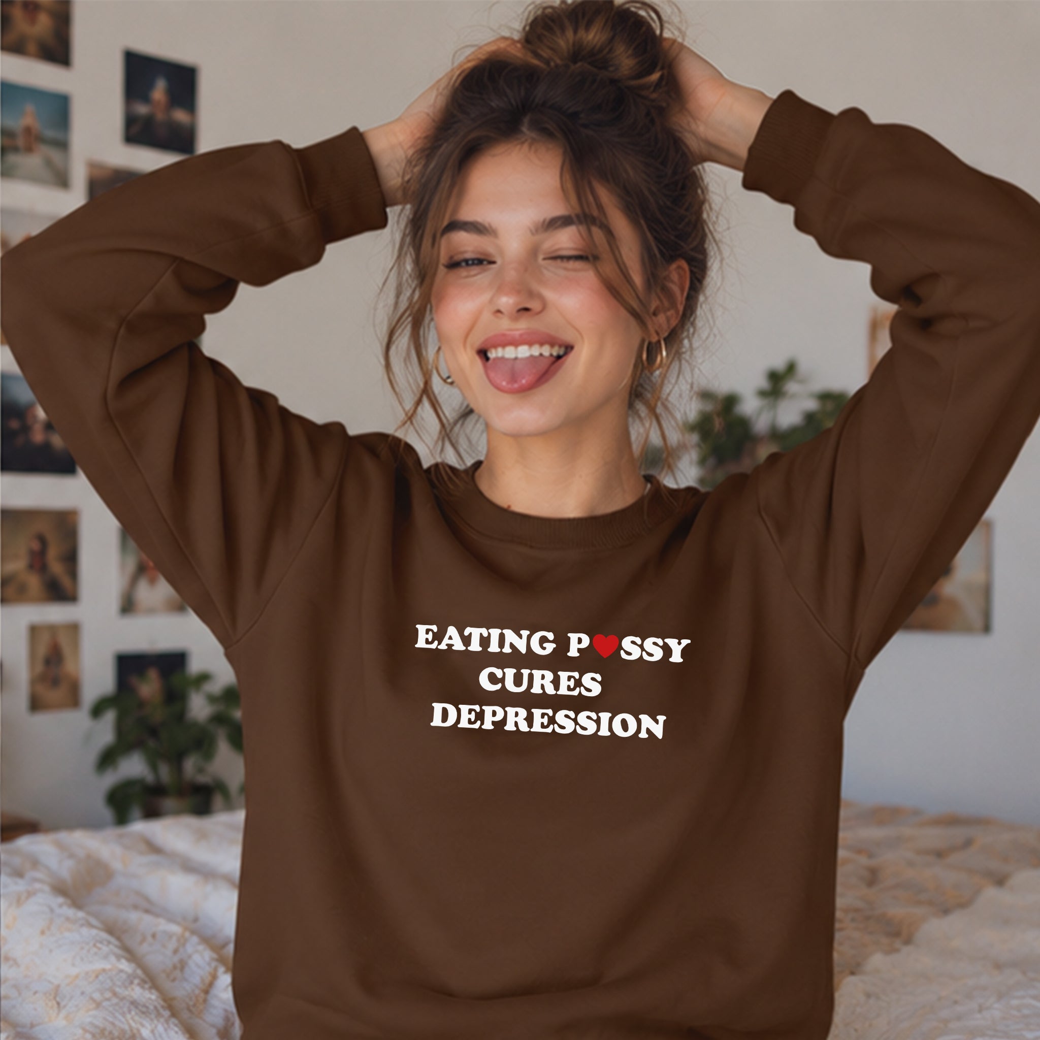 Eating Pussy Cures Depression Oversize Sweatshirt – Kahverengi – model üzerinde ön görünüm