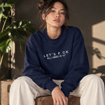 All I Need Is U Oversize Sweatshirt – Lacivert – model üzerinde ön görünüm