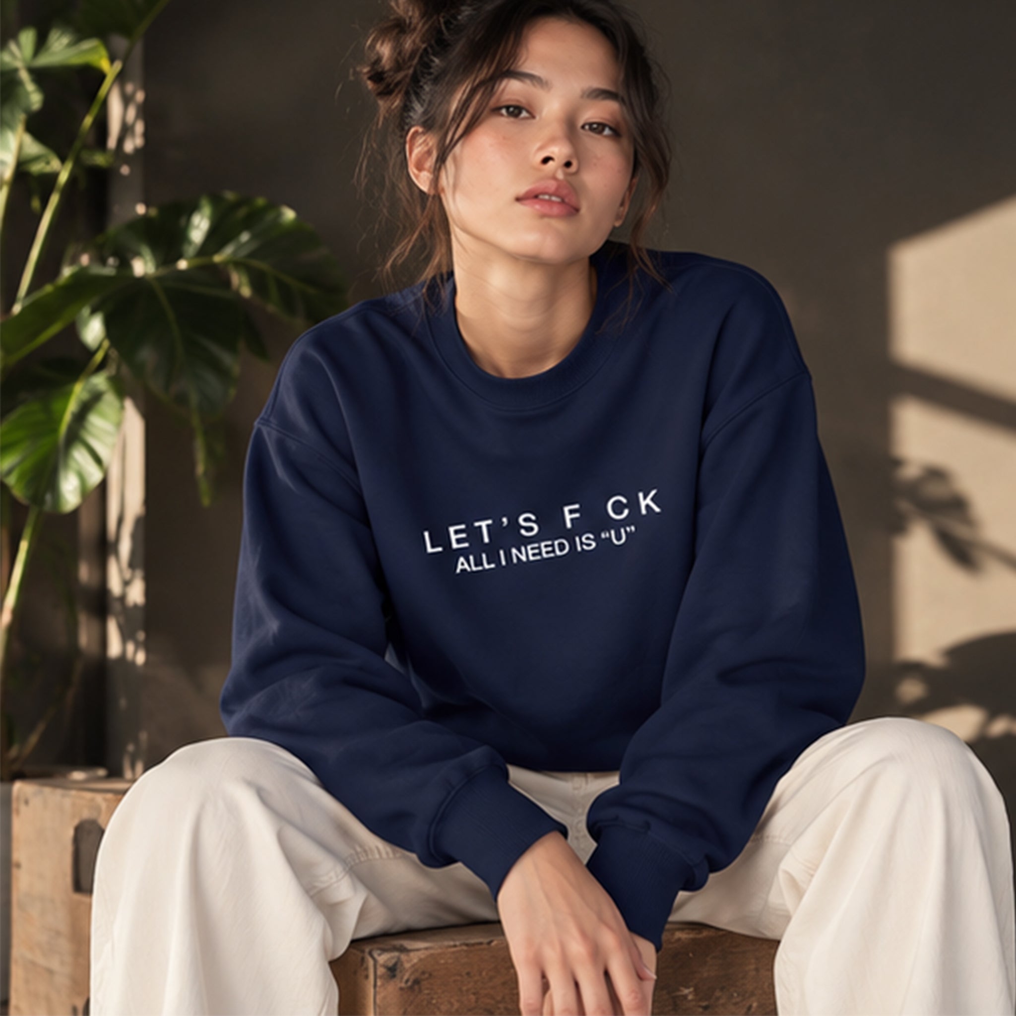All I Need Is U Oversize Sweatshirt – Lacivert – model üzerinde ön görünüm