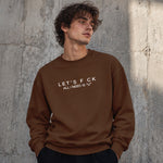 All I Need Is U Oversize Sweatshirt – Kahverengi – model üzerinde ön görünüm