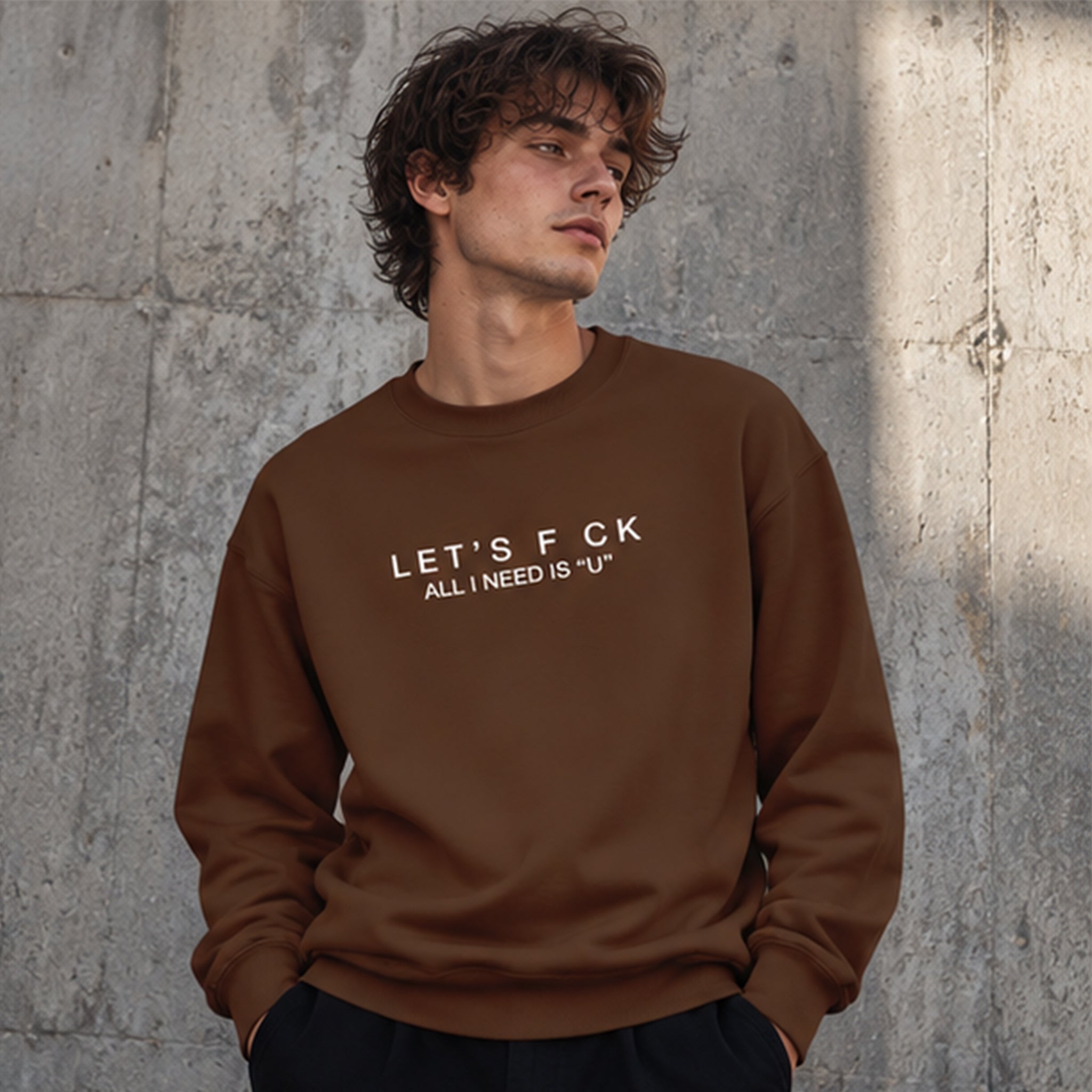 All I Need Is U Oversize Sweatshirt – Kahverengi – model üzerinde ön görünüm