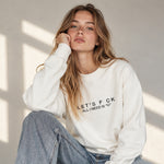 All I Need Is U Oversize Sweatshirt – Beyaz – model üzerinde ön görünüm