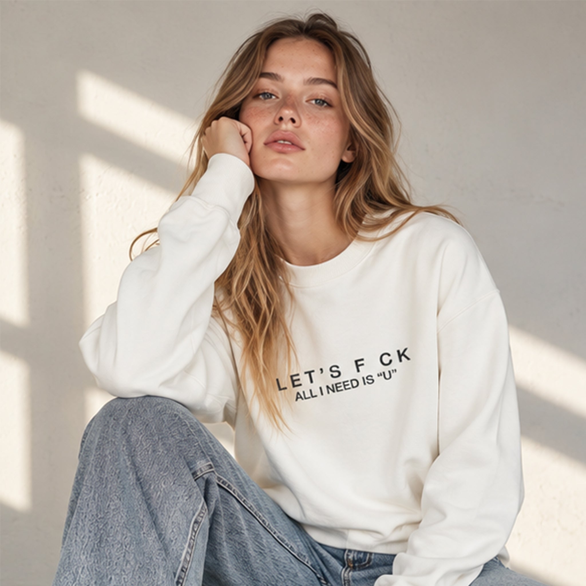 All I Need Is U Oversize Sweatshirt – Beyaz – model üzerinde ön görünüm