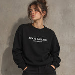 Sex is Calling Oversize Sweatshirt – Siyah – model üzerinde ön görünüm