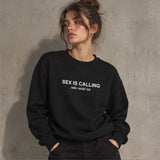 Sex is Calling Oversize Sweatshirt – Siyah – model üzerinde ön görünüm