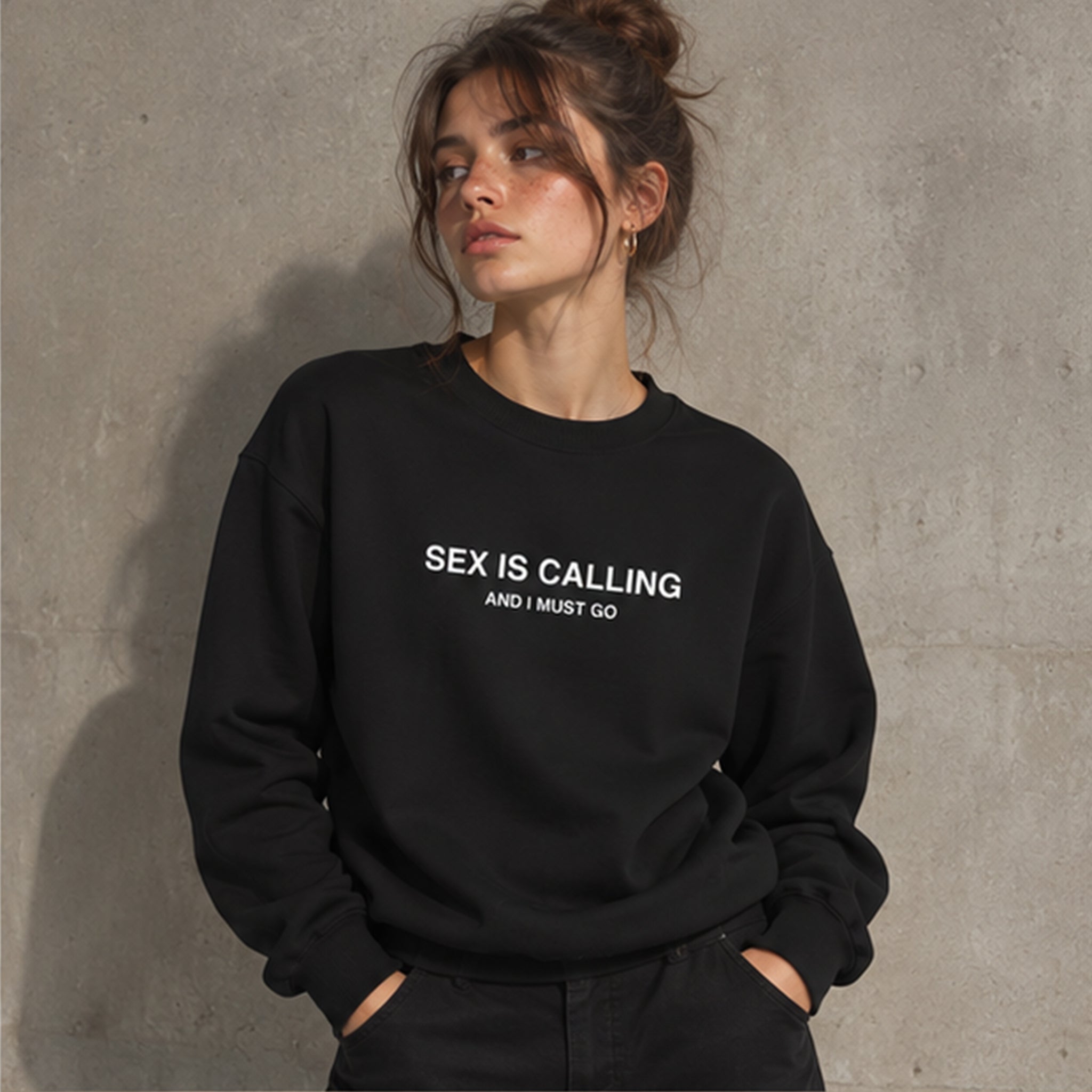 Sex is Calling Oversize Sweatshirt – Siyah – model üzerinde ön görünüm