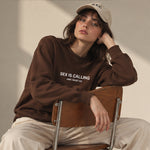Sex is Calling Oversize Sweatshirt – Kahverengi – model üzerinde ön görünüm