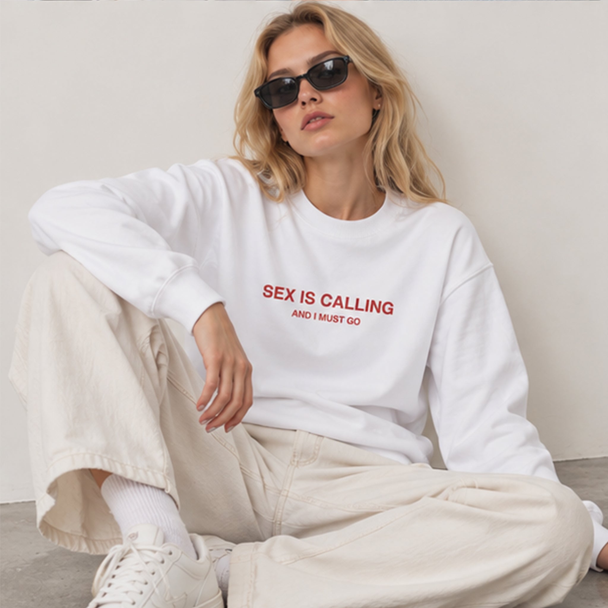 Sex is Calling Oversize Sweatshirt – Beyaz – model üzerinde ön görünüm