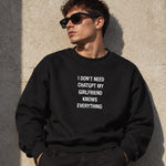 Girlfriend Knows Everything Oversize Sweatshirt – Siyah – model üzerinde ön görünüm