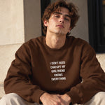 Girlfriend Knows Everything Oversize Sweatshirt – Kahverengi – model üzerinde ön görünüm