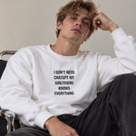 Girlfriend Knows Everything Oversize Sweatshirt – Beyaz – model üzerinde ön görünüm
