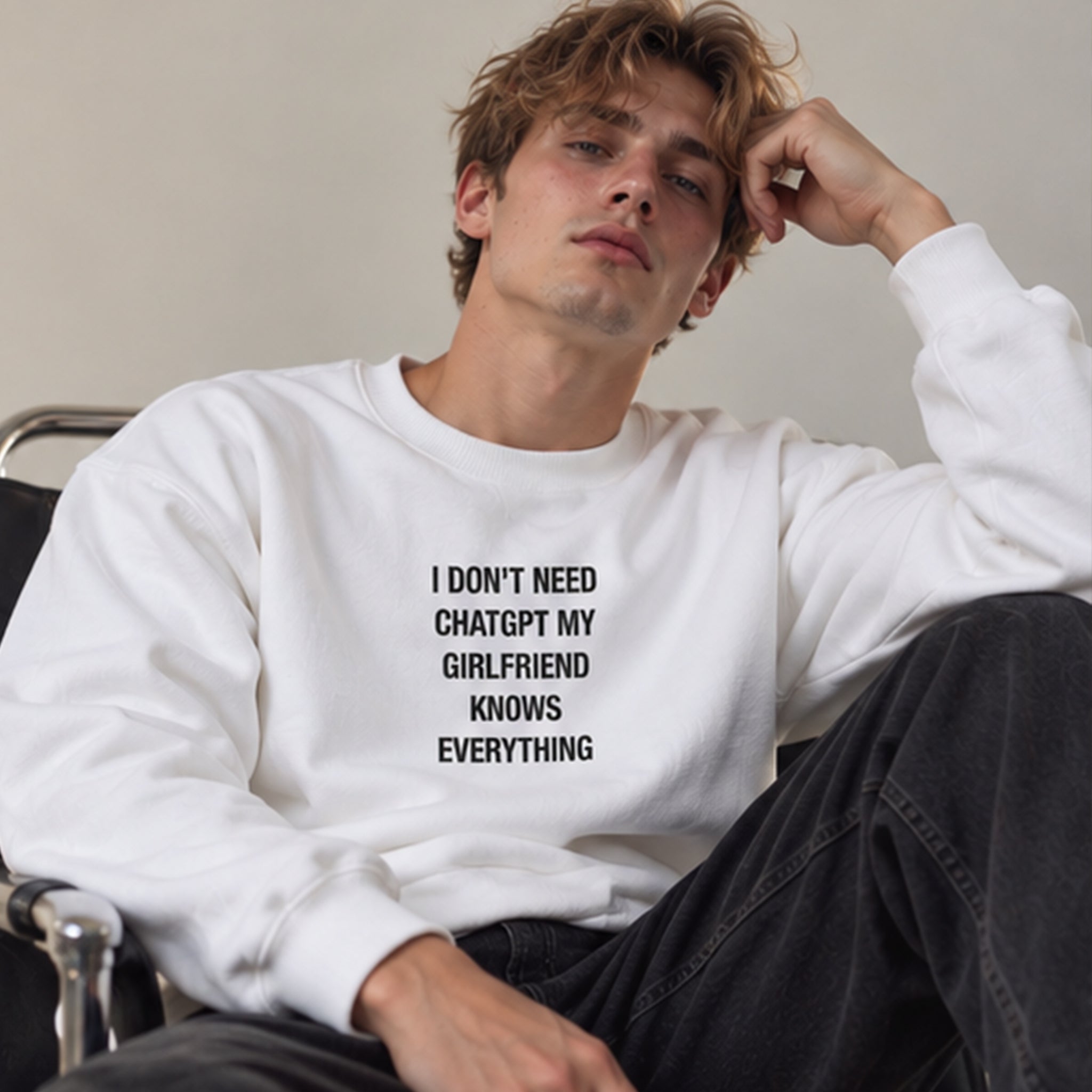 Girlfriend Knows Everything Oversize Sweatshirt – Beyaz – model üzerinde ön görünüm